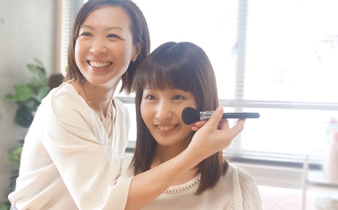続いてお似合いの色をベースにしたメイクアップを!